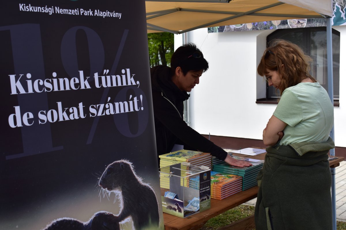 tuzokunnep_stand